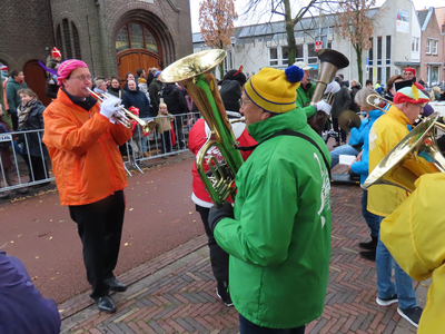912280 Afbeelding van de feestband van de muziekvereniging 'De Bazuin De Meern', spelend tijdens de intocht van ...